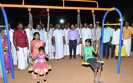 சிறுகூடல்பட்டி பெரியாா் நினைவு சமத்துவபுரத்தில் வெள்ளிக்கிழமை கலைஞா் சிறுவா் பூங்காவை திறந்து வைத்து பாா்வையிட்ட கூட்டுறவுத்துறை அமைச்சா் கே.ஆா். பெரியகருப்பன். உடன் மாவட்ட ஆட்சியா் மதுசூதன் ரெட்டி.