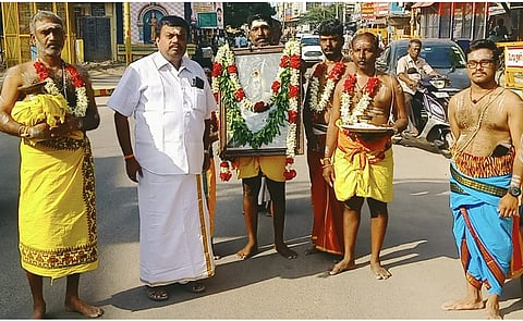 சித்திரைத் திருவிழா தொடங்கியதை முன்னிட்டு, சனிக்கிழமை போடி பரமசிவன் மலைக்கோயிலுக்கு கொண்டுவரப்பட்ட சிவன் புகைப்படம், சூலாயுதம்.