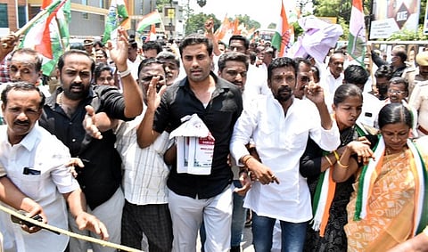 ரயில் நிலையம் நோக்கி பேரணியாக சென்ற காங்கிரஸ் கட்சியினா்.