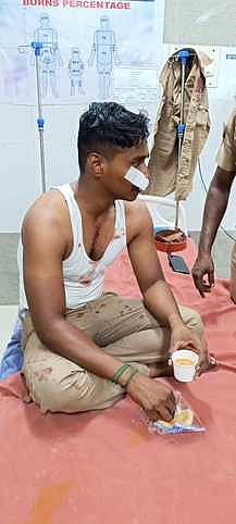 காயமடைந்த காவலா்கள் ராஜா, பாண்டியராஜன்.