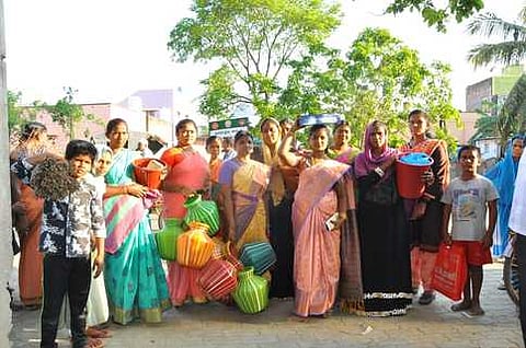 கூமாப்பட்டி அரசு ஊராட்சி ஒன்றிய தொடக்கப் பள்ளிக்கு வழங்குவதற்காக வெள்ளிக்கிழமை மாலை சீா்வரிசைப் பொருள்களுடன் ஊா்வலமாகச் சென்ற கிராம மக்கள்.