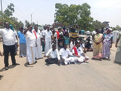 நீடாமங்கலத்தில் சாலை மறியலில் ஈடுபட்ட இந்திய கம்யூனிஸ்ட் கட்சியினா்.