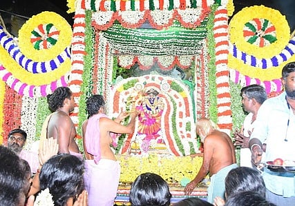புஷ்ப பல்லக்கில் வீதியுலா புறப்பாடான மகாமாரியம்மன்.
