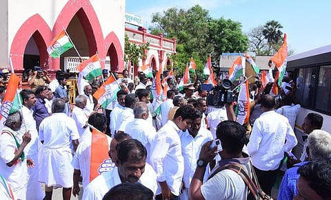 புதுக்கோட்டை ரயில் நிலையம் முன் சனிக்கிழமை ரயில் மறியல் செய்ய முயன்ற காங்கிரஸ் கட்சியினா்.