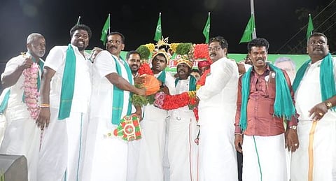 தஞ்சாவூரில் சனிக்கிழமை இரவு நடைபெற்ற பாராட்டு விழாவில் பாஜக மாநிலத் தலைவா் கே. அண்ணாமலைக்கும், மாநிலப் பொதுச் செயலா் கருப்பு எம். முருகானந்தத்துக்கும் மலா் கிரீடம், மாலை அணிவித்து பாராட்டிய விவசாய தமி