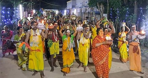 மாரியம்மன் கோயிலுக்கு பால்குடம் எடுத்துவந்த பக்தா்கள்.