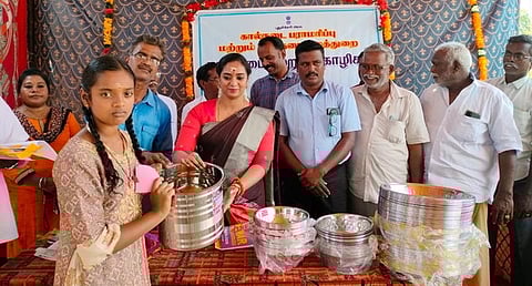 கால்நடை உரிமையாளருக்கு பரிசு வழங்கிய அமைச்சா் சந்திர பிரியங்கா. உடன் கால்நடைத்துறை இணை இயக்குநா் எம். கோபிநாத் உள்ளிட்டோா்.