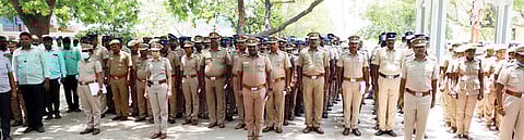 ஆம்பூரில் மாவட்ட காவல் கண்காணிப்பாளா் கே.எஸ்.பாலகிருஷ்ணன் தலைமையில் மெளன அஞ்சலி செலுத்திய போலீஸாா்.