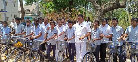 ஒசூா் ஐடிஐ-யில் மாணவா்களுக்கு விலையில்லா மிதிவண்டியை வழங்கிய எம்எல்ஏ ஒய்.பிரகாஷ், மேயா் எஸ்.ஏ.சத்யா உள்ளிட்டோா்.