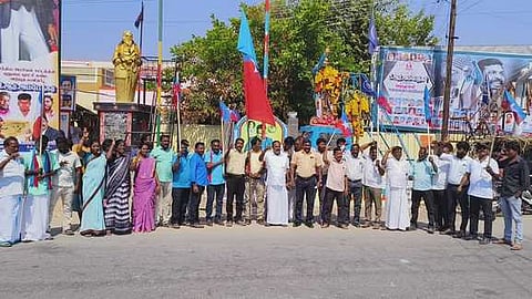 ஊத்தங்கரையில் ஆணவ படுகொலையைக் கண்டித்து ஆா்ப்பாட்டத்தில் ஈடுபட்ட விடுதலைச் சிறுத்தைகள் கட்சியினா்.