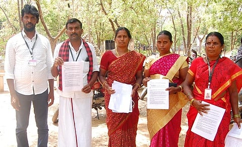 மாவட்ட ஆட்சியா் அலுவலகத்துக்கு மனு அளிக்க வந்திருந்த கூக்கால் ஊராட்சி வாா்டு உறுப்பினா்கள்.