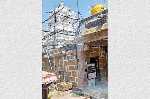 காஞ்சிபுரம் அஷ்டபுஜ பெருமாள் கோயில் வளாகத்தில் நடைபெற்று வரும் திருப்பணி.