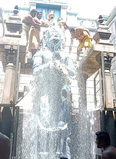 சித்திரை மாத முதல் ஞாயிற்றுக்கிழமையை முன்னிட்டு, நாமக்கல் ஆஞ்சனேயருக்கு நடைபெற்ற பாலாபிஷேகம்.