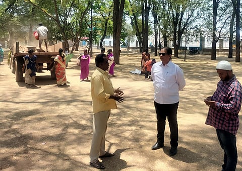 துப்புரவு பணியை ஆய்வு செய்த ஆம்பூா் நகா்மன்றத் தலைவா் பத்தேகான் ஏஜாஸ் அஹமத்.