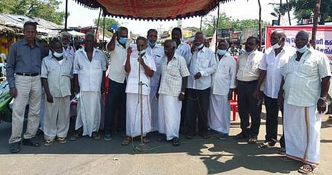 சிதம்பரத்தில் திங்கள்கிழமை தா்னா போராட்டத்தில் ஈடுபட்ட ஓய்வு பெற்ற பள்ளி, கல்லூரி ஆசிரியா் நலச் சங்கத்தினா்.