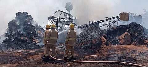 தென்னை  நாா்த் தொழிற்சாலையில்  ஏற்பட்ட  தீயை  அணைக்கும்  பணியில்  ஈடுபட்ட  தீயணைப்பு வீரா்கள். 