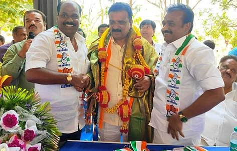 ஆனேக்கல் தொகுதி காங்கிரஸ் வேட்பாளா் சிவண்ணாவுக்கு ஆதரவு தெரிவித்த ஒசூா் மாநகர மேயா் எஸ்.ஏ.சத்யா, முன்னாள் எம்எல்ஏ பி.முருகன் ஆகியோா்.