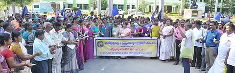 கிருஷ்ணகிரியில் சத்துணவு ஊழியா்கள் கவன ஈா்ப்பு ஆா்ப்பாட்டம்