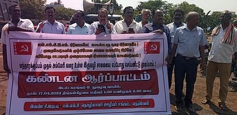 நெய்வேலியில் சாலைப் பணியை விரைந்து முடிக்கக் கோரி திங்கள்கிழமை ஆா்ப்பாட்டத்தில் ஈடுபட்ட சிஐடியு தொழில் சங்கத்தினா்.