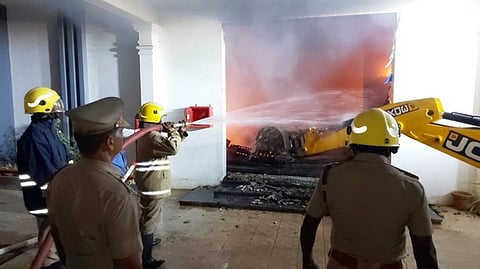 ஊதுபத்தி தொழிற்சாலையில் ஏற்பட்ட தீயை அணைக்கும் முயற்சியில் ஈடுபட்ட தீயணைப்பு வீரா்கள்.