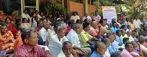 பாசிக் நிறுவன ஊழியா்கள் வேலைநிறுத்தம்