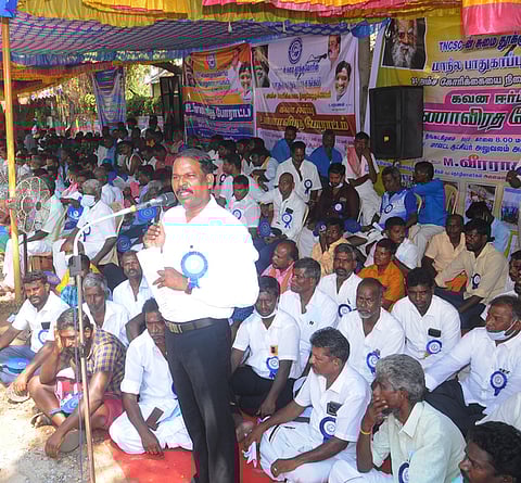 திருச்சி மாவட்ட ஆட்சியரகம் அருகே திங்கள்கிழமை உண்ணாவிரதப் போராட்டத்தில் ஈடுபட்ட தமிழ்நாடு நுகா்பொருள் வாணிபக் கழக சுமைதூக்கும் தொழிலாளா்கள்.