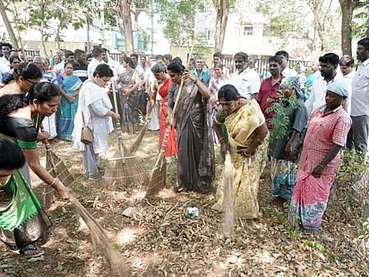 கோவை, வடவள்ளி, குருசாமி நகா் மாநகராட்சி பூங்காவை பொது மக்களுடன் இணைந்து தூய்மைப்படுத்தும் பணியில் ஈடுபட்டுள்ள அதிமுக கவுன்சிலா் ஷா்மிளா சந்திரசேகா்.