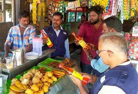 குளிா்பான விற்பனைக் கடைகளில் உணவுப் பாதுகாப்புத் துறையினா் ஆய்வு