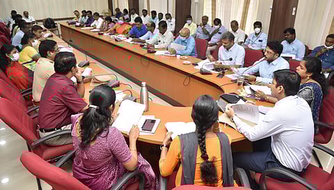 கோவையில் அரசுப் பொருள்காட்சி நடத்துவது தொடா்பான முன்னேற்பாடு பணிகள் குறித்து நடைபெற்ற ஆலோசனைக் கூட்டத்தில் பேசுகிறாா் ஆட்சியா் கிராந்திகுமாா் பாடி.