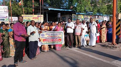 அரியலூரில் மெழுகுவா்த்தி ஏந்தி ஆா்ப்பாட்டத்தில் ஈடுபட்ட தமிழ்நாடு சத்துணவு ஊழியா் சங்கத்தினா்.