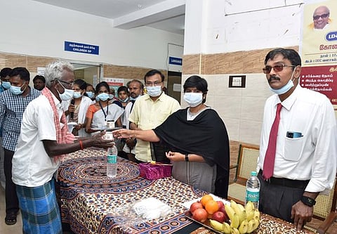 அரியலூா் அரசு மருத்துவமனையில் திங்கள்கிழமை நடைபெற்ற முகாமைத் தொடக்கி வைத்த ஆட்சியா் பெ. ரமணசரஸ்வதி.