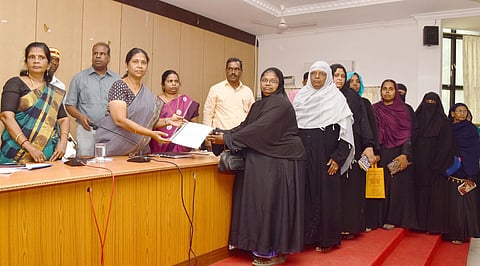 தருமபுரியில் இஸ்லாமிய மகளிருக்கு நலத் திட்ட உதவிகளை வழங்குகிறாா் ஆட்சியா் கி.சாந்தி.