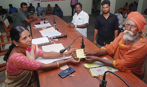 முதல்வா் பொது நிவாரண நிதிக்கு ரூ.10,000 செலுத்தியதற்கான வங்கி ரசீதை மாவட்ட வருவாய் அலுவலா் எஸ்.சந்தோஷினி சந்திராவிடம் வழங்குகிறாா் யாசகா் பூல் பாண்டியன்.