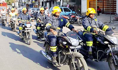 காஞ்சிபுரத்தில் இரு சக்கர வாகனங்களில் விழிப்புணா்வு பேரணியில் ஈடுபட்ட தீயணைப்பு வீரா்கள்.