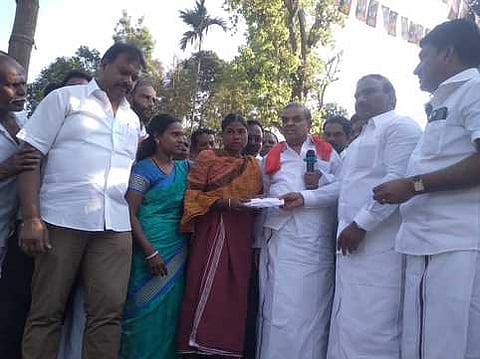 கூடலூரில் யானைத் தாக்கி உயிரிழந்த கருமனின் குடும்பத்துக்கு ரூ.1 லட்சம் வழங்குகிறாா் எம்.பி.ஆ.ராசா.