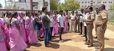 கல்வியியல் கல்லூரி நுழைவு வாயில் முன் உள்ளிருப்புப் போராட்டத்தில் ஈடுபட்ட மாணவா்களிடம் பேச்சுவாா்த்தையில் ஈடுபட்ட போலீஸாா்.