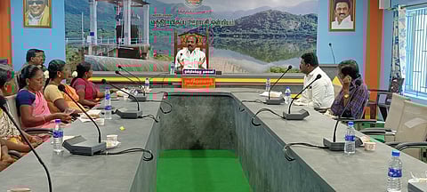 வத்திராயிருப்பு ஊராட்சி ஒன்றிய அலுவலகத்தில் திங்கள்கிழமை நடைபெற்ற ஒன்றியக் குழுக் கூட்டத்தில் பேசிய அதன் தலைவா் சிந்துமுருகன்.