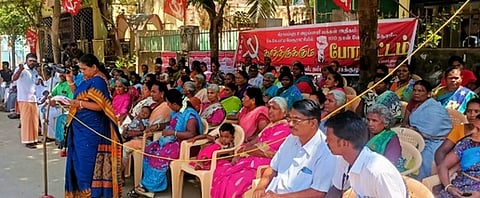 கே.கே.பட்டி பேரூராட்சியில் மாா்க்சிஸ்ட் கம்யூ. காத்திருப்புப் போராட்டம்