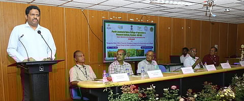 பயிற்சியை தொடங்கிவைத்துப் பேசிய மாவட்ட ஆட்சியா் ஏ. குலோத்துங்கன். உடன் கல்லூரி முதல்வா் ஏ. புஷ்பராஜ் உள்ளிட்டோா்.