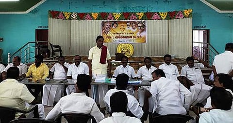 கூட்டத்தில் பேசும் வன்னியா் சங்க மாநிலச் செயலாளா் தங்க.அய்யாசாமி.