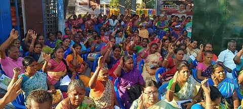 புதுக்கோட்டையில் திங்கள்கிழமை நடைபெற்ற கவனஈா்ப்பு ஆா்ப்பாட்டத்தில் பங்கேற்ற சத்துணவு ஊழியா்கள்.