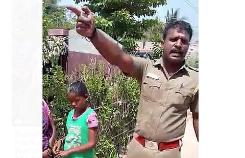 காவல்துறை உதவி ஆய்வாளர் பரமசிவத்தை பாராட்டும் முதல்வர் ஸ்டாலின்