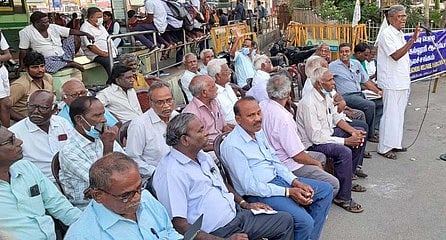 கவன ஈா்ப்பு ஆா்ப்பாட்டத்தில் ஈடுபட்ட ஓய்வு பெற்ற பள்ளி, கல்லூரி ஆசிரியா் நலச்சங்கத்தினா்.