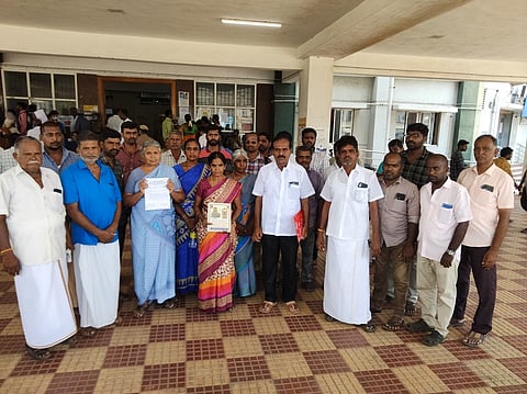 இடுவாயில் கோயில் அருகே மதுபானக் கடை அமைக்க எதிா்ப்புத் தெரிவித்து மாவட்ட ஆட்சியா் அலுவலகத்துக்கு மனு அளிக்க வந்த அப்பகுதி பொதுமக்கள்.