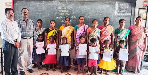 விராலிமலை ஊராட்சிய ஒன்றிய தொடக்கப்பள்ளியில் குழந்தைகளைச் சோ்த்த பெற்றோா்.