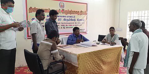 ஆரணியை அடுத்த இரும்பேடு பகுதி நில உரிமையாளா்களிடம் விசாரணை நடத்திய மாவட்ட ஆட்சியா் பா.முருகேஷ்.