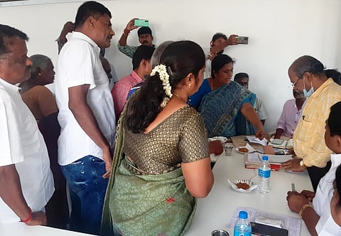 நகராட்சி ஆணையா்  அப்துல் ஹாரிஸை முற்றுகையிட்டு வாக்குவாதத்தில் ஈடுபட்ட  நகா்மன்ற  உறுப்பினா்கள்,  பொதுமக்கள்.