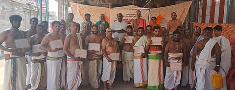 பட்டாச்சாரியா்களுக்கு அறநிலையத் துறை சான்று