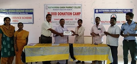 கஸ்தூரிபா காந்தி பாா்மசி கல்லூரியில் ரத்த தான முகாம்