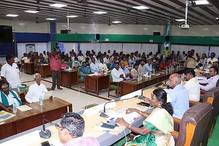 பன்னிகுண்டு கண்மாயை ஆக்கிரமித்துசாலை அமைக்கப்பட்டிருந்தால் குவாரியை மூட நடவடிக்கை: விவசாயிகள் குறைதீா் கூட்டத்தில் ஆட்சியா் உறுதி